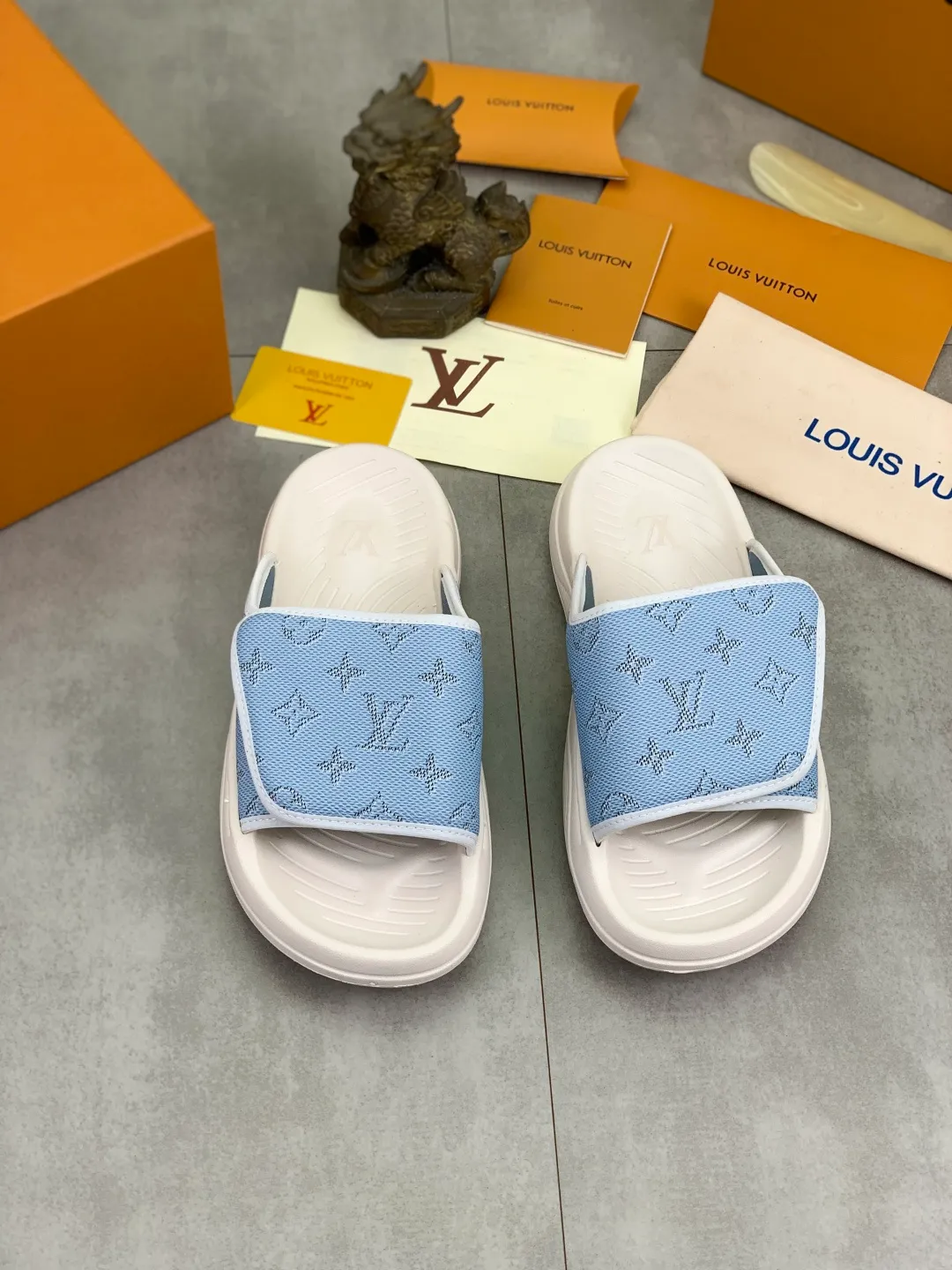 Men's shoes 💰P320💰【New style】🆘 Original quality 【LOUIS VUITTON】The popular Louis Vuitton LV men's slippers on the official website are on sale simultaneously! Original fabric imported from Italy. Original bottom provided by the original factory. Number of yards: 38-44 (customized to 45). Multiple colors to choose from. Fully packaged drawer box.